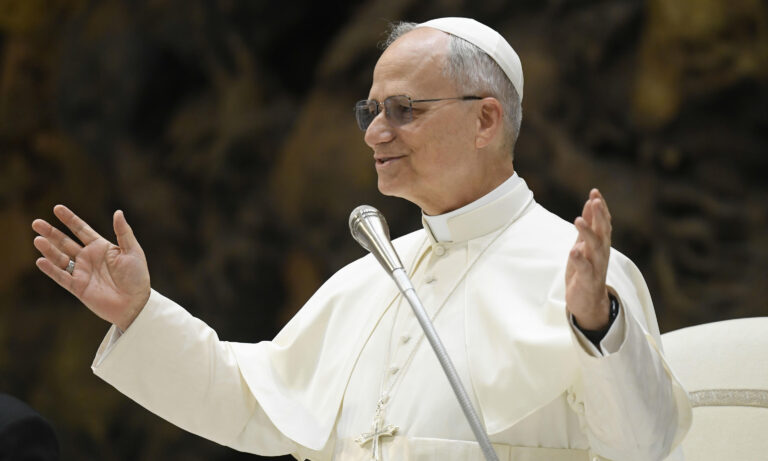 Papa León XIV pide a la Curia trabajar sin prejuicios y con buen humor