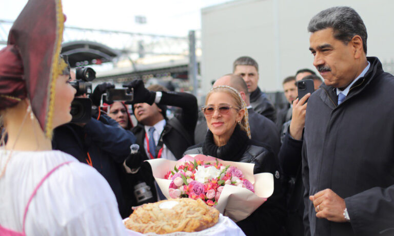 Maduro llega a San Petersburgo tras participar en festejos por el Día de la Victoria