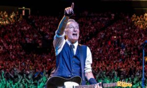 Springsteen lanza disco con críticas a Trump en su concierto