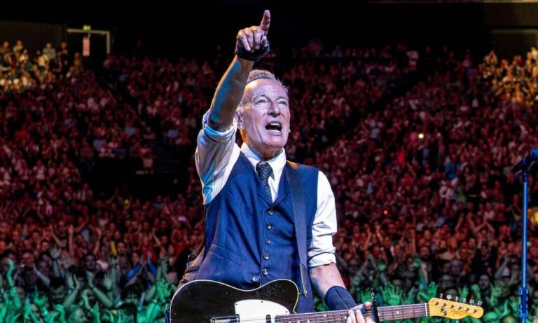 Springsteen lanza disco con críticas a Trump en su concierto