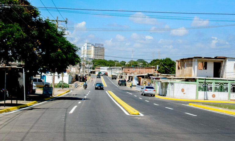 Rosales inaugura vialidad en Haticos II y despliega programas sociales en el Zulia
