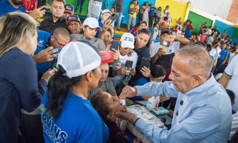 Rosales recorre Francisco Javier Pulgar y llega a Sucre en su gira por el sur del Lago