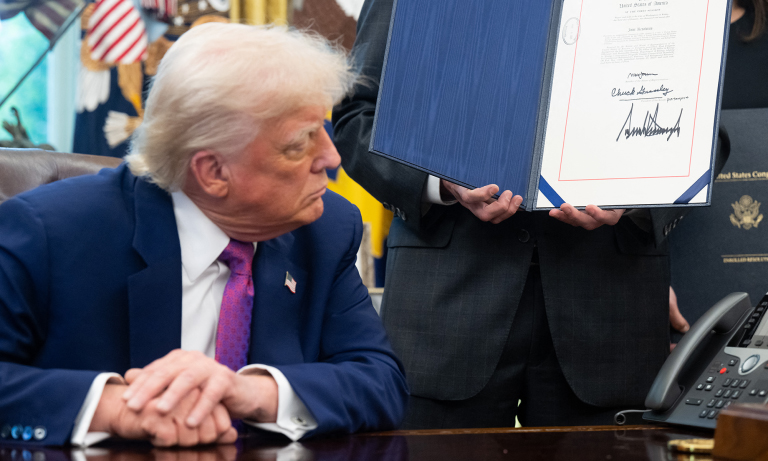 Trump ofrece vuelos gratuitos y $1.000 a migrantes que se autodeporten