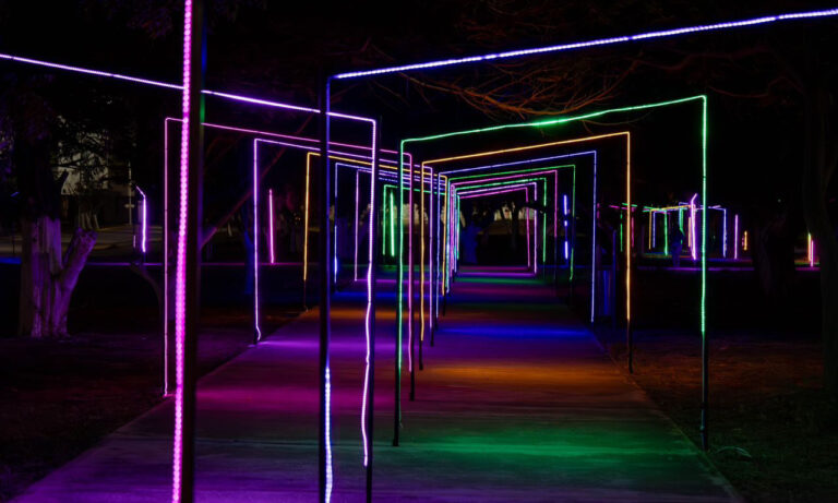 La Vereda del Lago estrena caminería con 100 arcos de luces LED en la entrada sur