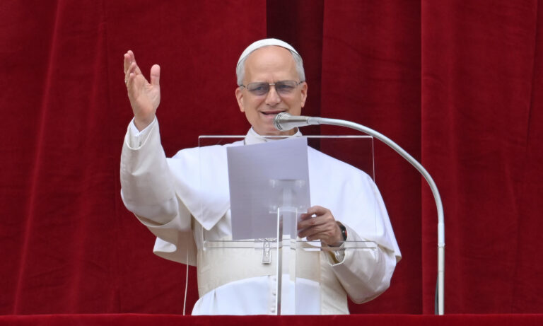 Papa León XIV clama ‘¡Nunca más la guerra!’ en su primer Regina Coeli