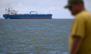 Fila de barcos en el Lago de Maracaibo antes del retiro de trasnacionales