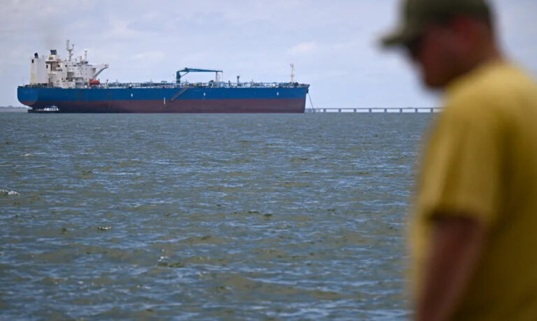 Fila de barcos en el Lago de Maracaibo antes del retiro de trasnacionales