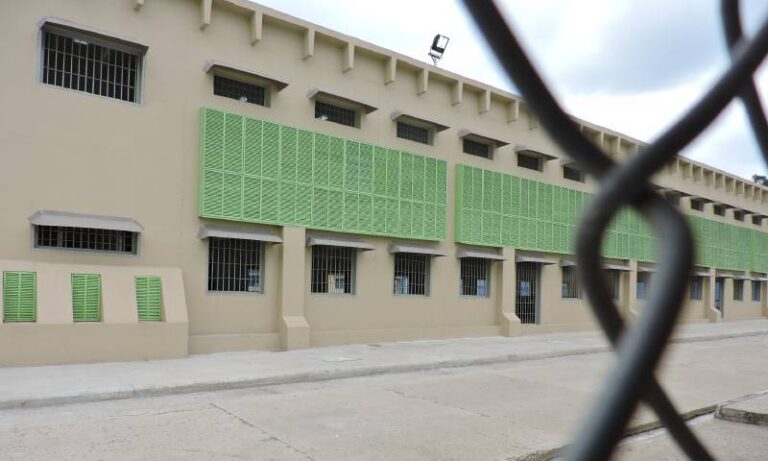 Presos extranjeros hablan con sus familias tras meses incomunicados