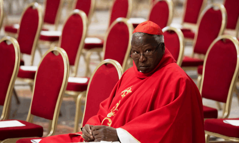 Vaticano aclara que no se necesita invitación para el cónclave tras caso del cardenal Njue
