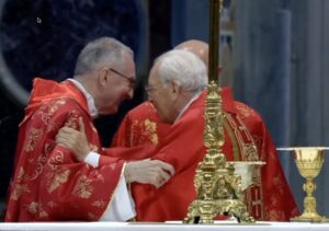 Deseo de “suerte” al cardenal Parolin en misa precónclave suscita curiosidad