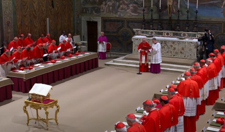 Cardenales prestan juramento antes de encerrarse en el cónclave