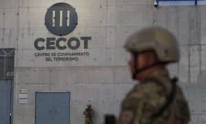 Tribunal ordena al gobierno de Trump solicitar regreso de venezolano deportado al Cecot