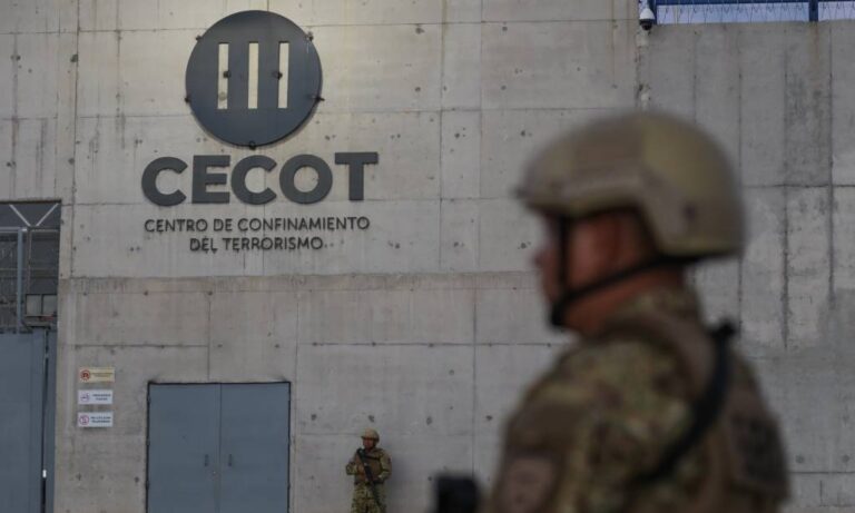 Tribunal ordena al gobierno de Trump solicitar regreso de venezolano deportado al Cecot