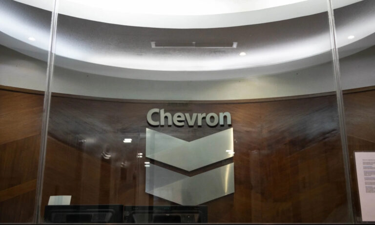 EE. UU. concederá a Chevron una licencia de operación mínima en el país