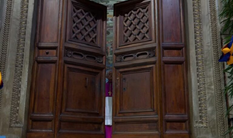 Cardenales se encierran en la Capilla Sixtina para elegir a un nuevo Papa