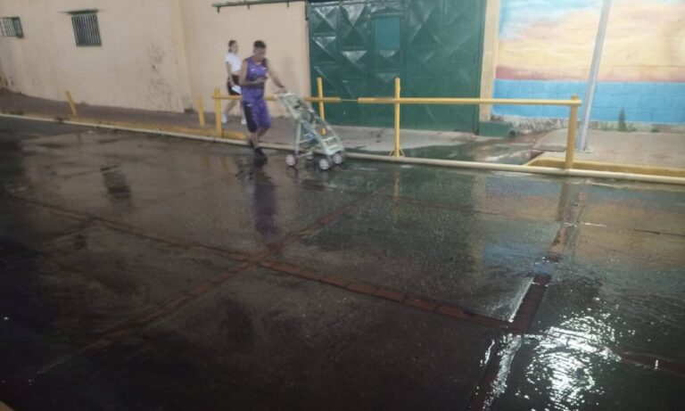 Denuncian desborde de aguas servidas en el Boulevar de Santa Lucía