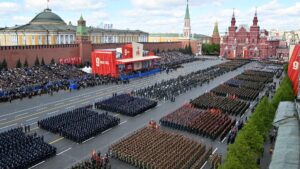 Guardia de honor china y 1.500 soldados que combaten en Ucrania desfilan en Moscú