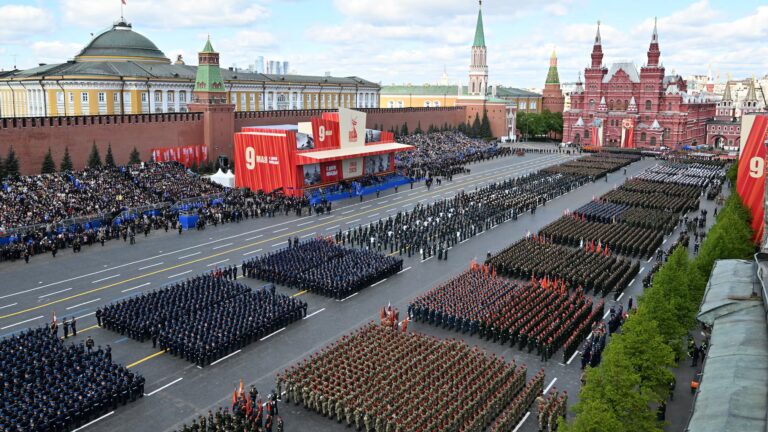 Guardia de honor china y 1.500 soldados que combaten en Ucrania desfilan en Moscú