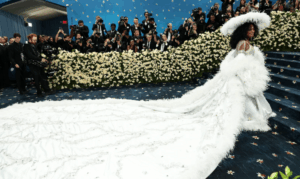 Los extravagantes atuendos de las celebridades en la Met Gala