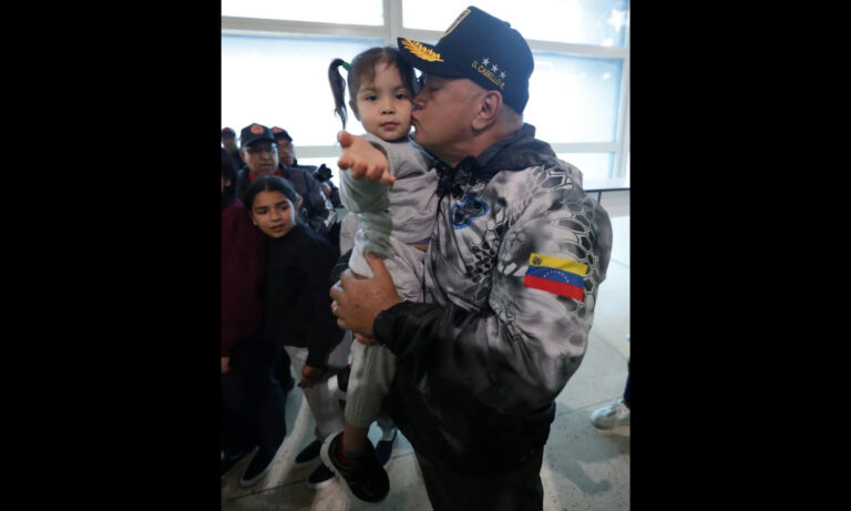 Llegan al país 174 migrantes venezolanos deportados por EE. UU.