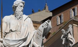 El Vaticano instala chimenea en la Capilla Sixtina para el cónclave