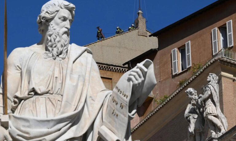 El Vaticano instala chimenea en la Capilla Sixtina para el cónclave