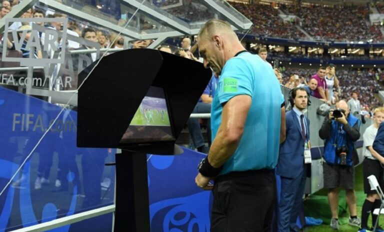 El videoarbitraje en el fútbol, la lupa tecnológica que llegó para aclarar dudas y terminó generando nuevas tormentas de debate