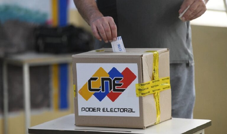 Maduro llama a votar "por la paz y la vida" este 25M