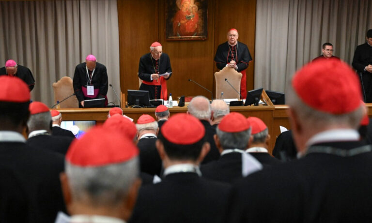 Los cardenales se reunirán dos veces el lunes antes del cónclave