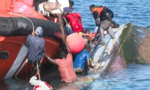 Mueren 4 mujeres, 2 niñas y 1 adolescente tras volcarse un cayuco en Canarias