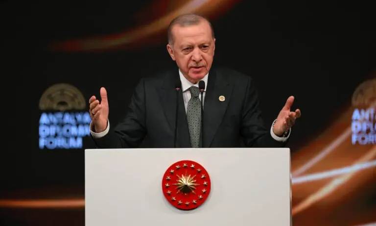 Presidente de Turquía combatirá al colectivo LGBTIQ+ para “salvar” a la humanidad