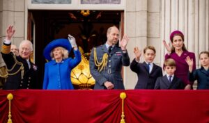 Familia real presencia desfile aéreo y saluda desde el balcón de Buckingham