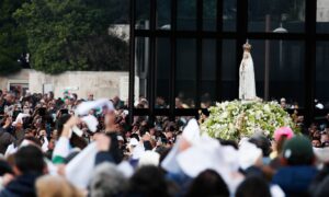 Miles de fieles recuerdan en Fátima a Francisco y oran por nuevo Papa