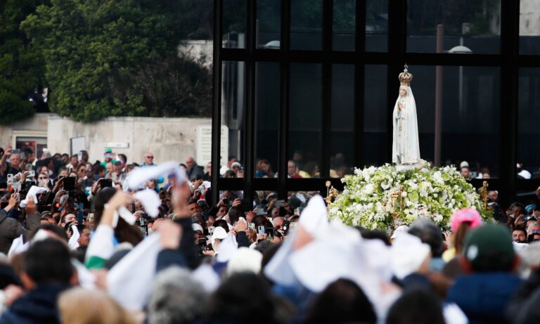 Miles de fieles recuerdan en Fátima a Francisco y oran por nuevo Papa