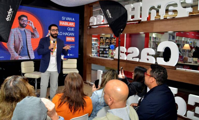 Jesús Valbuena conquista la Feria Internacional del Libro de Bogotá