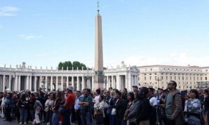 Fieles y curiosos esperan la primera fumata en el Vaticano
