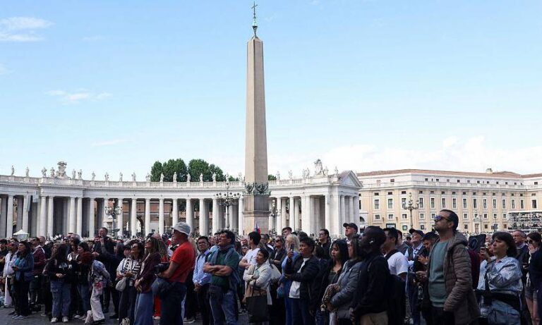 Fieles y curiosos esperan la primera fumata en el Vaticano