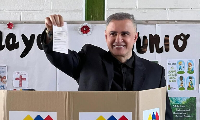 Fiscal Saab vota y califica el 25M como “una victoria popular”