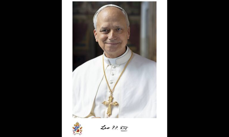 Vaticano publica foto oficial de León XIV con su firma en latín
