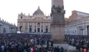 Más de 40.000 personas esperan el “Habemus Papam” en la plaza de San Pedro