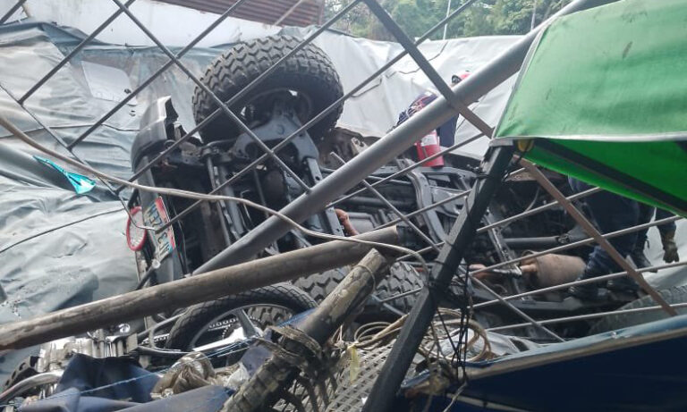 Vehículo cae desde un estacionamiento en Petare y deja 11 heridos