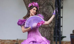 Valeria Cannavó presenta en el Miss Mundo su traje típico inspirado en la orquídea