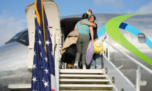 EE. UU. realiza primer vuelo de retorno voluntario con 64 migrantes