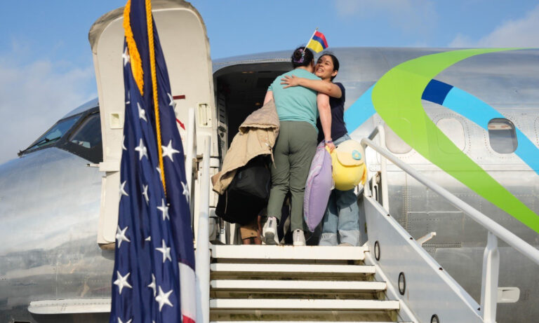 EE. UU. realiza primer vuelo de retorno voluntario con 64 migrantes
