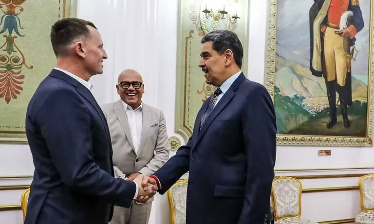 Grenell confirma reanudación de licencia de Chevron para seguir operando en el país