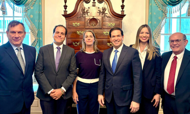 Marco Rubio se reúne con exasilados en la Embajada argentina