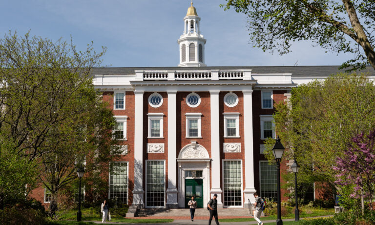 Harvard vuelve a denunciar a Trump tras prohibirle matricular a estudiantes extranjeros