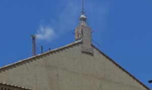 Segundos de humo blanco tras la fumata negra confunden en la plaza de San Pedro