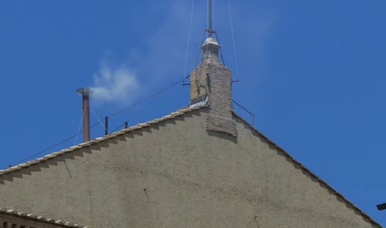 Segundos de humo blanco tras la fumata negra confunden en la plaza de San Pedro