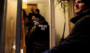 Departamento de Seguridad Nacional defiende arrestos en cortes de inmigración tras demanda